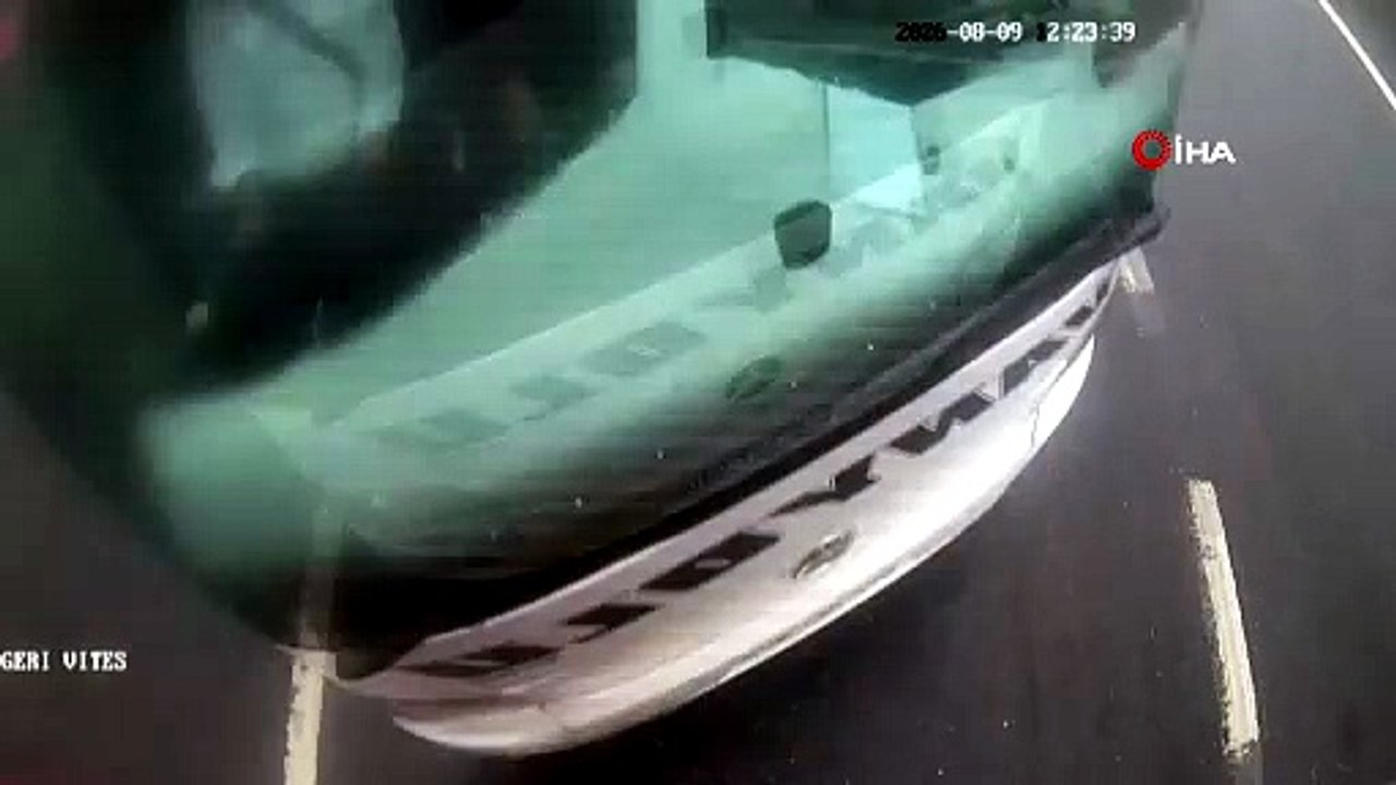 Van otobüsünün kaza anı kameralara yansıdı!