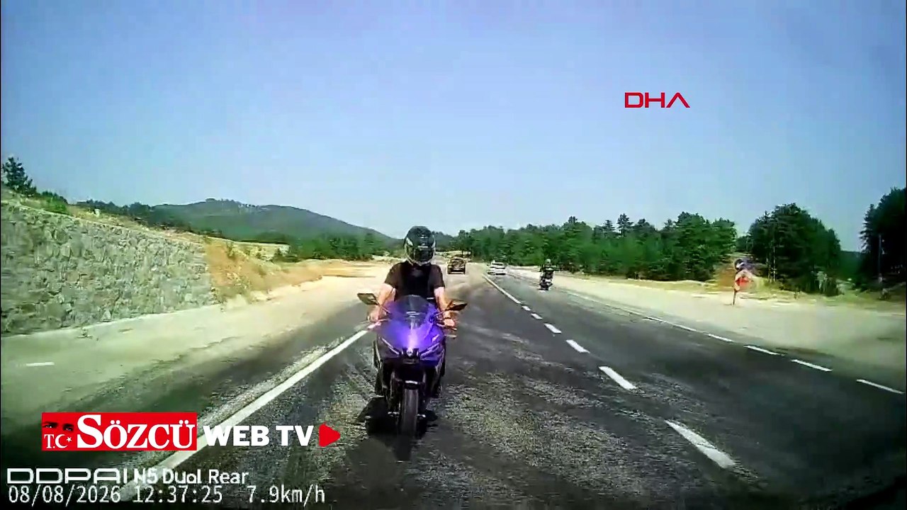 Kütahya'da iki otomobil ile motosikletin karıştığı kaza kamerada: 4 yaralı