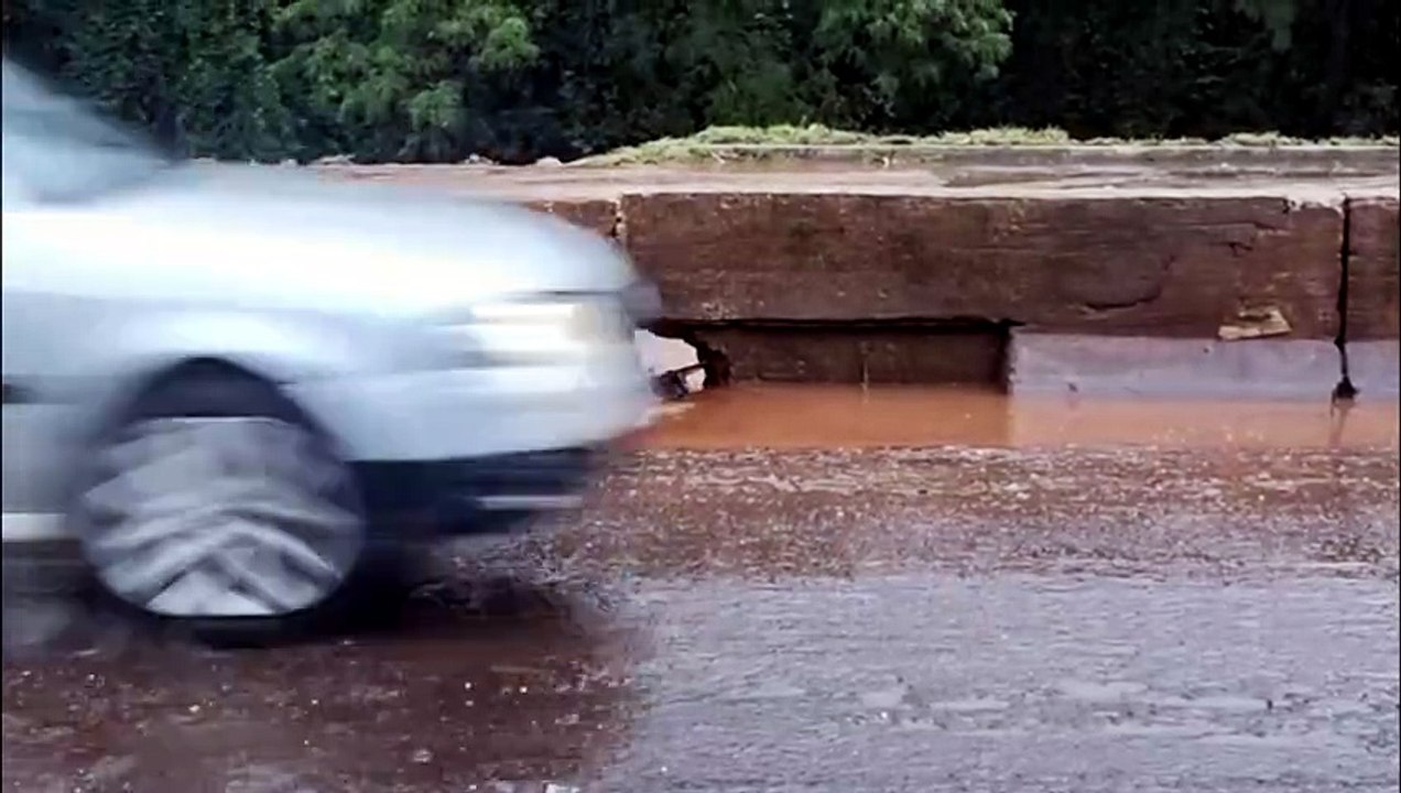 Alerta de perigo: Acúmulo de água na pista deixa trânsito perigoso na PRc-467, em Cascavel