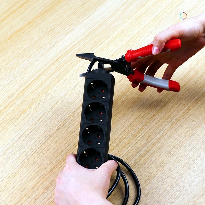 Transform your extension socket into a stylish key holder! 🗝️🔌