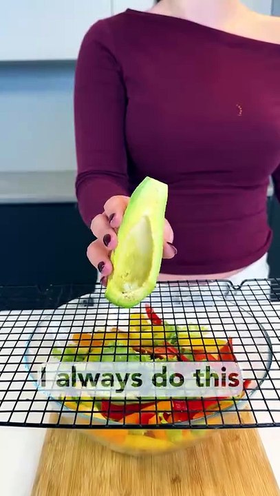 Perfectly sliced avocado with everyday kitchen tools🥑🥗