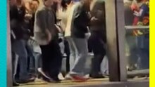 Usuarios de Metrobús bailan 'Payaso de rodeo' para amenizar su espera en CDMX