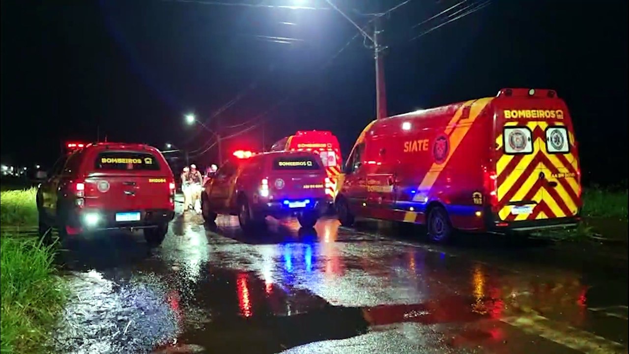 Motoboys ficam gravemente feridos em colisão frontal no Santo Inácio
