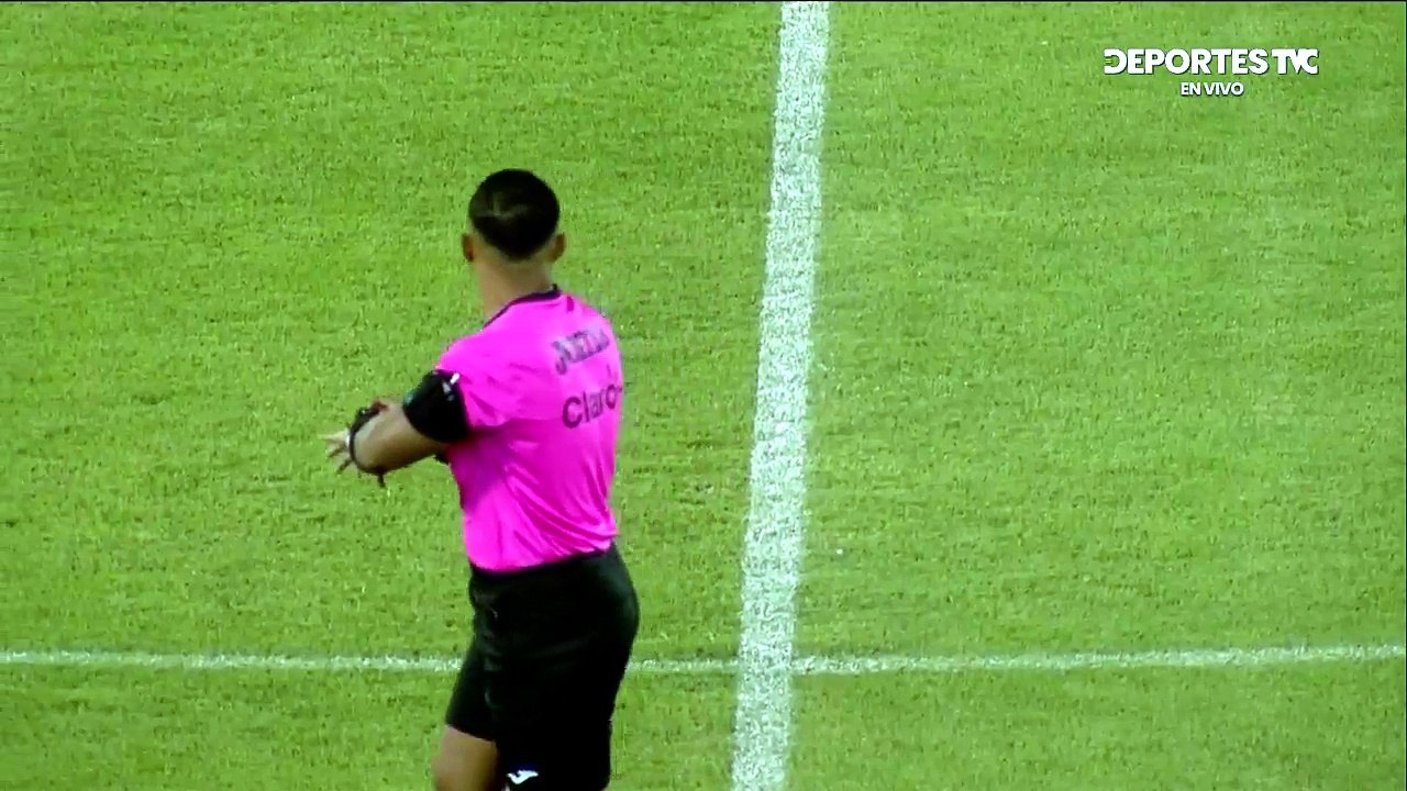 Allan Ordóñez verifica que estén los 22 jugadores en duelo Real España vs Génesis