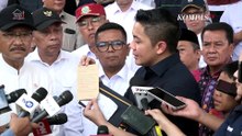Seskab Teddy Tunjukkan Surat Murid Sekolah Rakyat untuk Prabowo, Ditulis dengan Bahasa Inggris