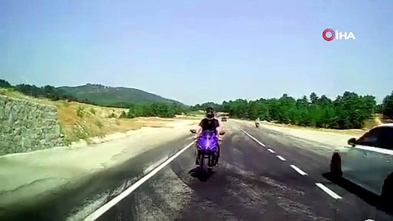 Motosiklet sürücüsü metrelerce havaya uçtu