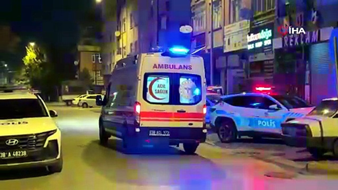 Sokak ortasında dehşet! Biber gazı sıkıp bıçakladılar: Ölü ve yaralılar var!