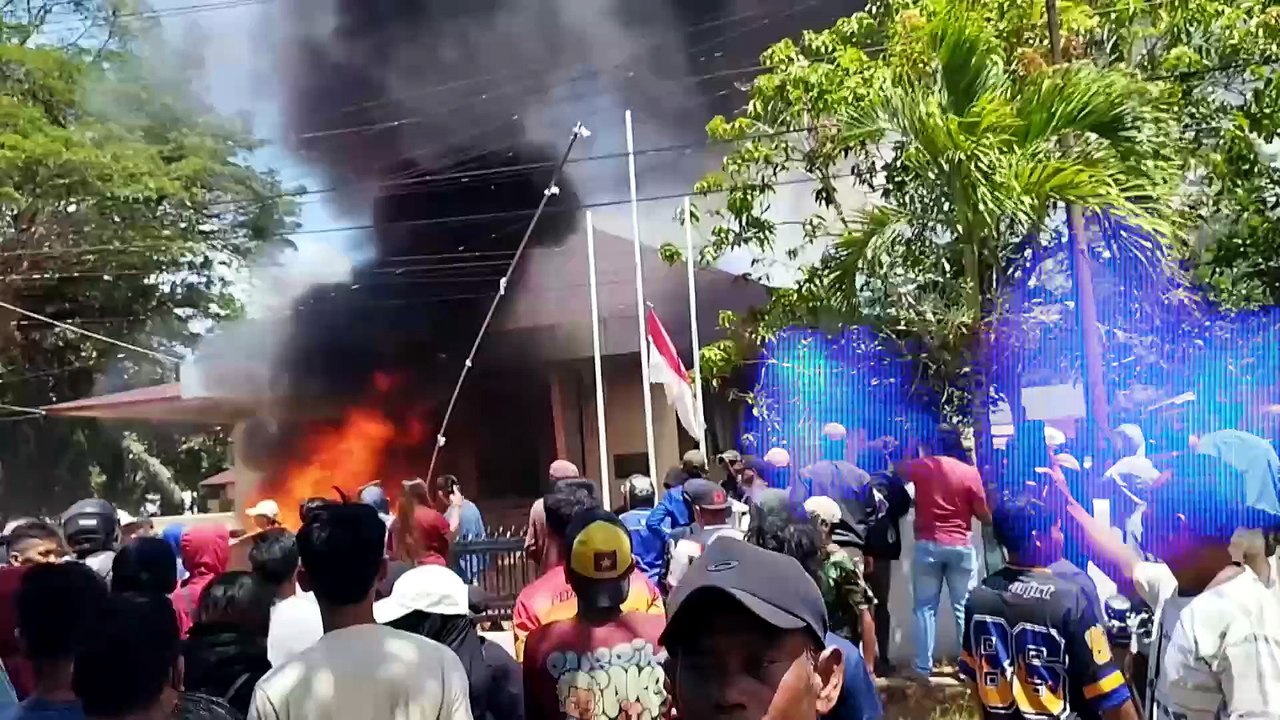 Ricuh! Massa Aksi Bakar Kantor PT Timah di Bangka Belitung