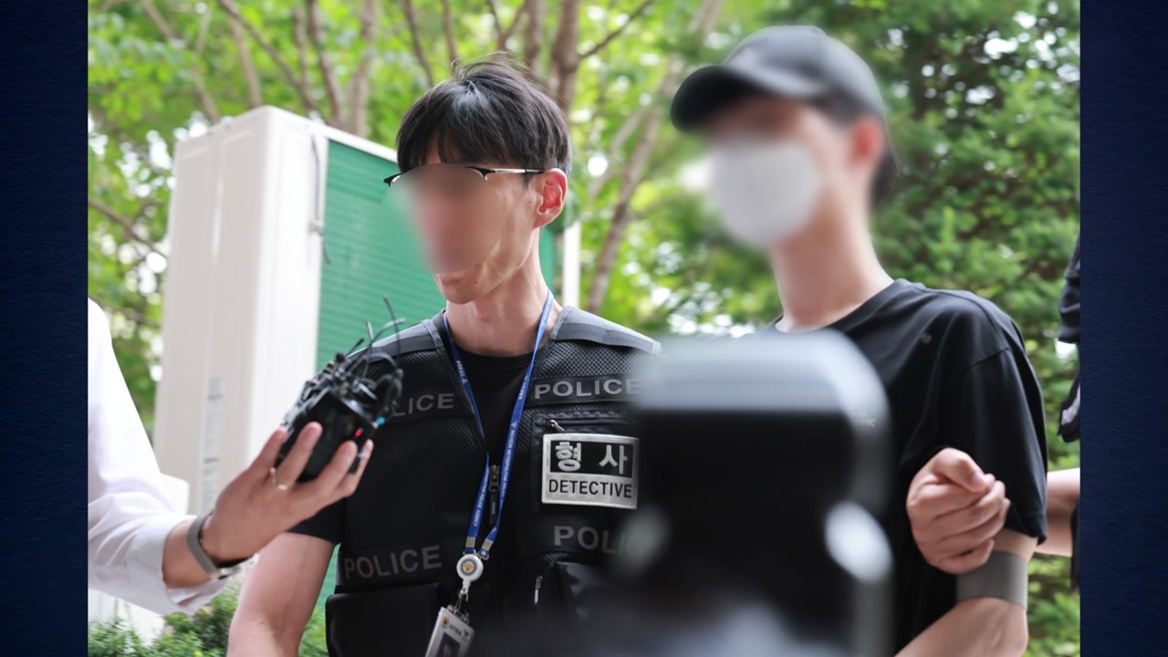 어머니 살해한 10대 아들 구속 심사...취재진 질문에 묵묵부답 / YTN