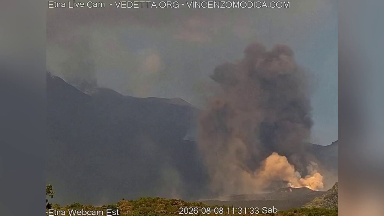 Etna, si è aperta una nuova bocca eruttiva nella Valle del Bove: le immagini spettacolari dell’eruzione