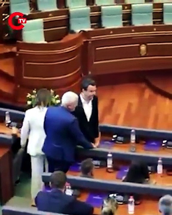 Başbakan Vekili Albin Kurti'ye muhalefet milletvekili Time Kadriaj tarafından yumurta fırlatıldı