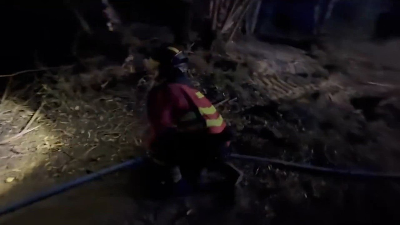 Agentes de la UME trabajan durante la madrugada para extinguir el incendio de Niebla (Huelva)