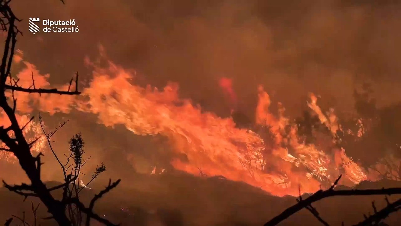 Los servicios de emergencias continúan actuando sobre el incendio forestal de Tírig (Castellón)
