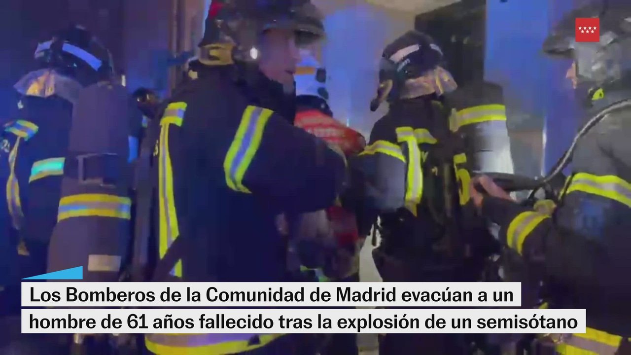 Los bomberos rescatan a un hombre fallecido tras la explosión de un semisótano en Madrid