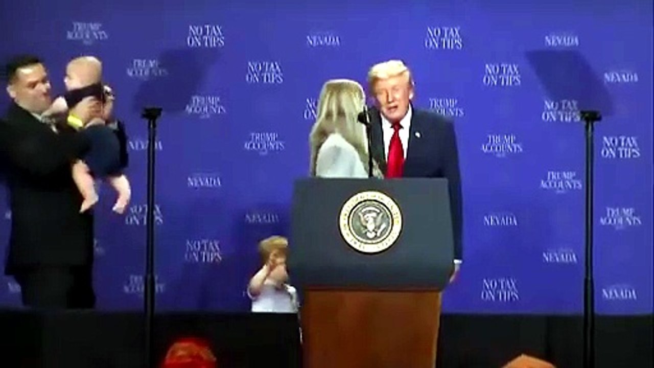 Donald Trump corre atrás de criança para impedir que caia do palco