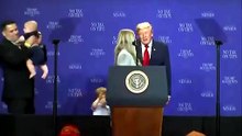 Donald Trump corre atrás de criança para impedir que caia do palco
