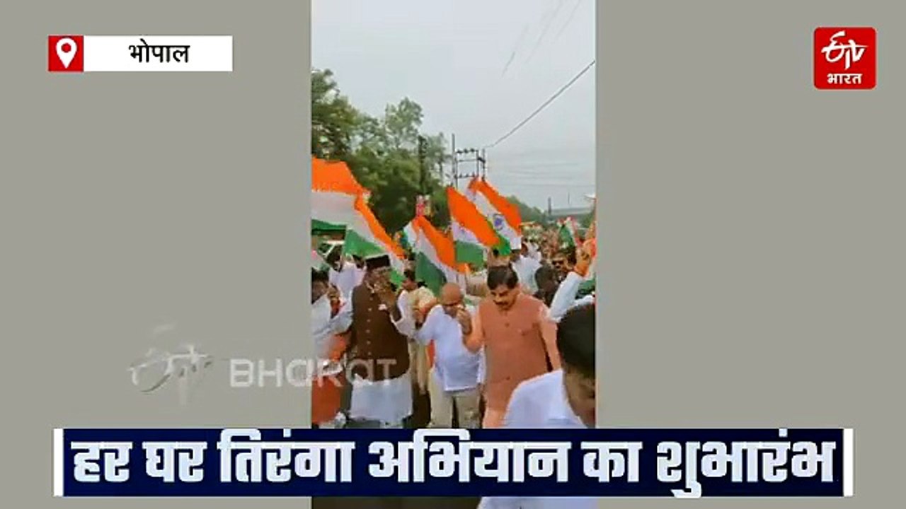 घर पर तिरंगा फहराकर बुलेट से निकले मोहन यादव, प्रोटोकाल छोड़ बच्चों के बीच पहुंचे सीएम