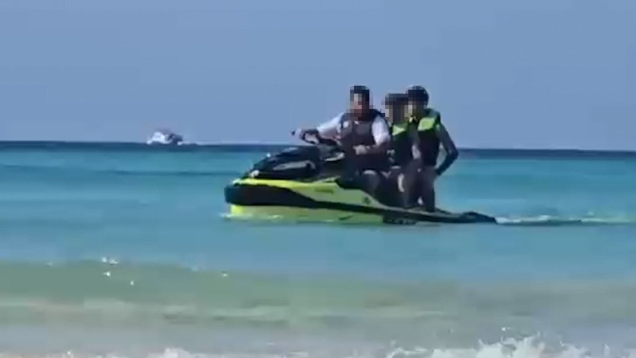 Peligro en las costas de Mallorca: motos de agua ejercen de 'taxi' e invaden la orilla de la playa