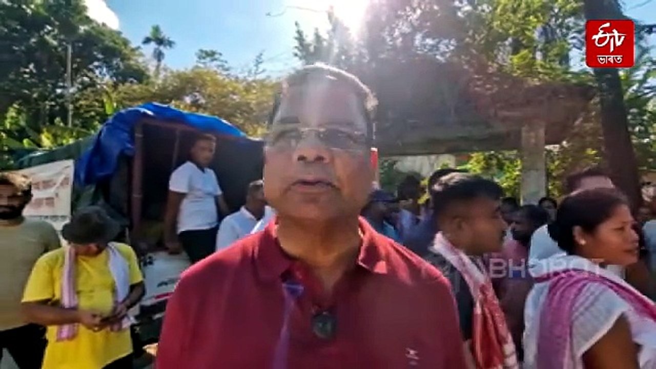 বান সাহায্যৰ টোপোলাত দলীয় প্ৰতীক ! বানৰ মাজতে ৰাজনৈতিক বিতৰ্ক