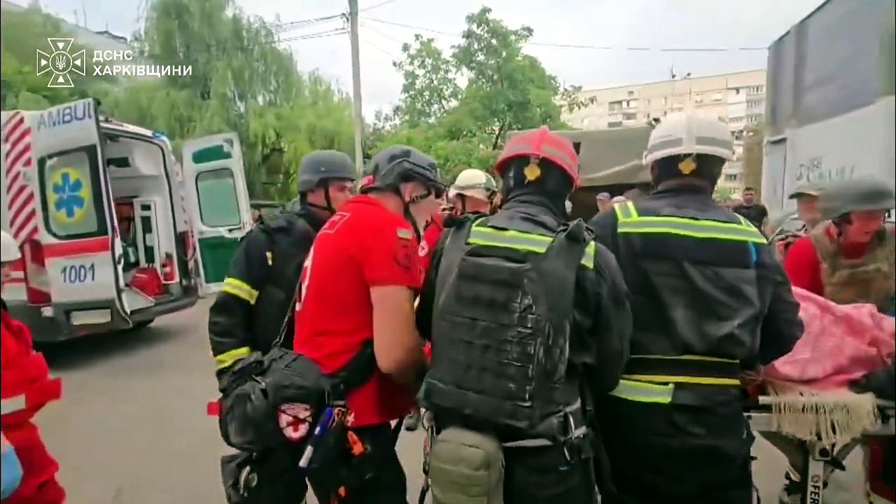 Al menos dos muertos en ataques rusos contra edificios residenciales de Járkov