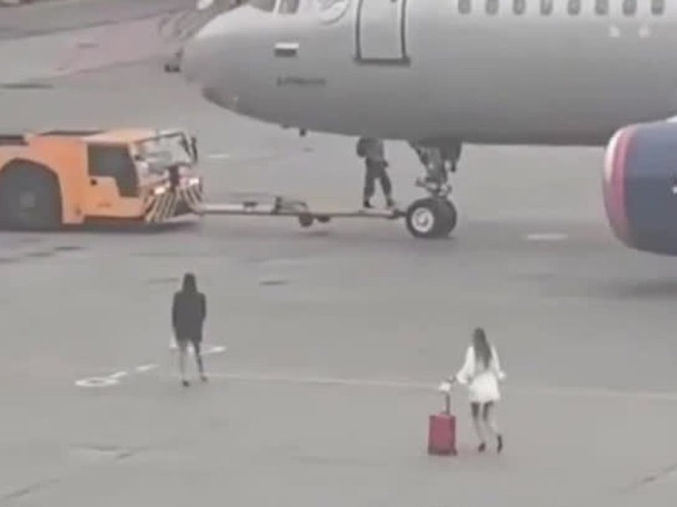 Flug verpasst: Zwei Passagiere laufen über das Rollfeld