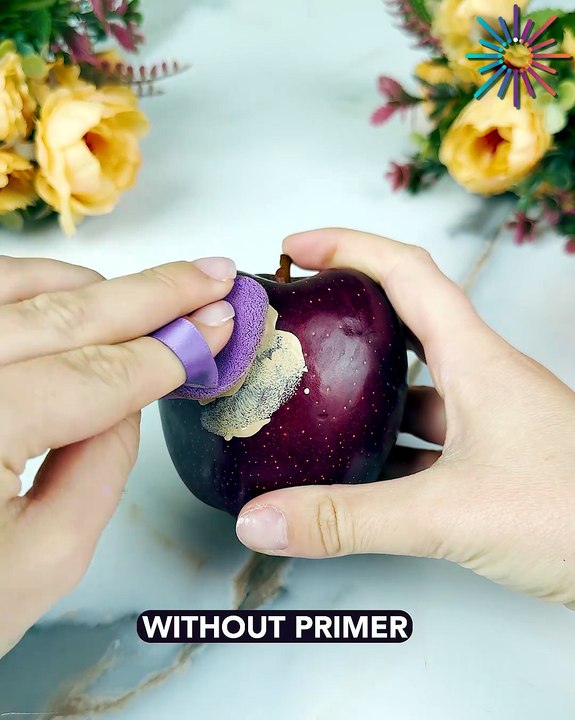 Difference between using a primer before makeup vs no primer💁