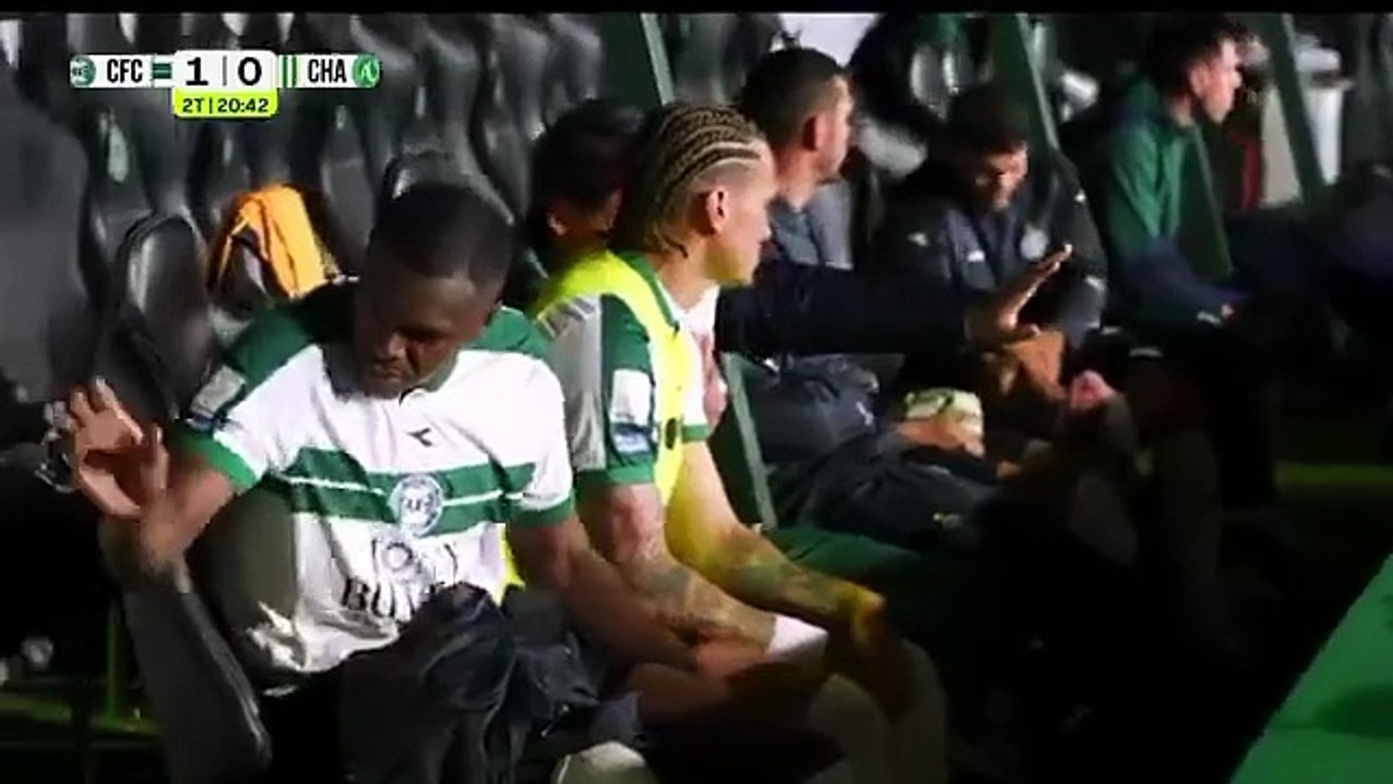 JUGADOR CAE A UN TÚNEL POR FESTEJAR