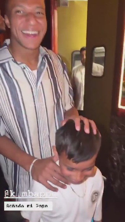 La cara de felicidad de Mbappé al hacer feliz a este pequeño aficionado