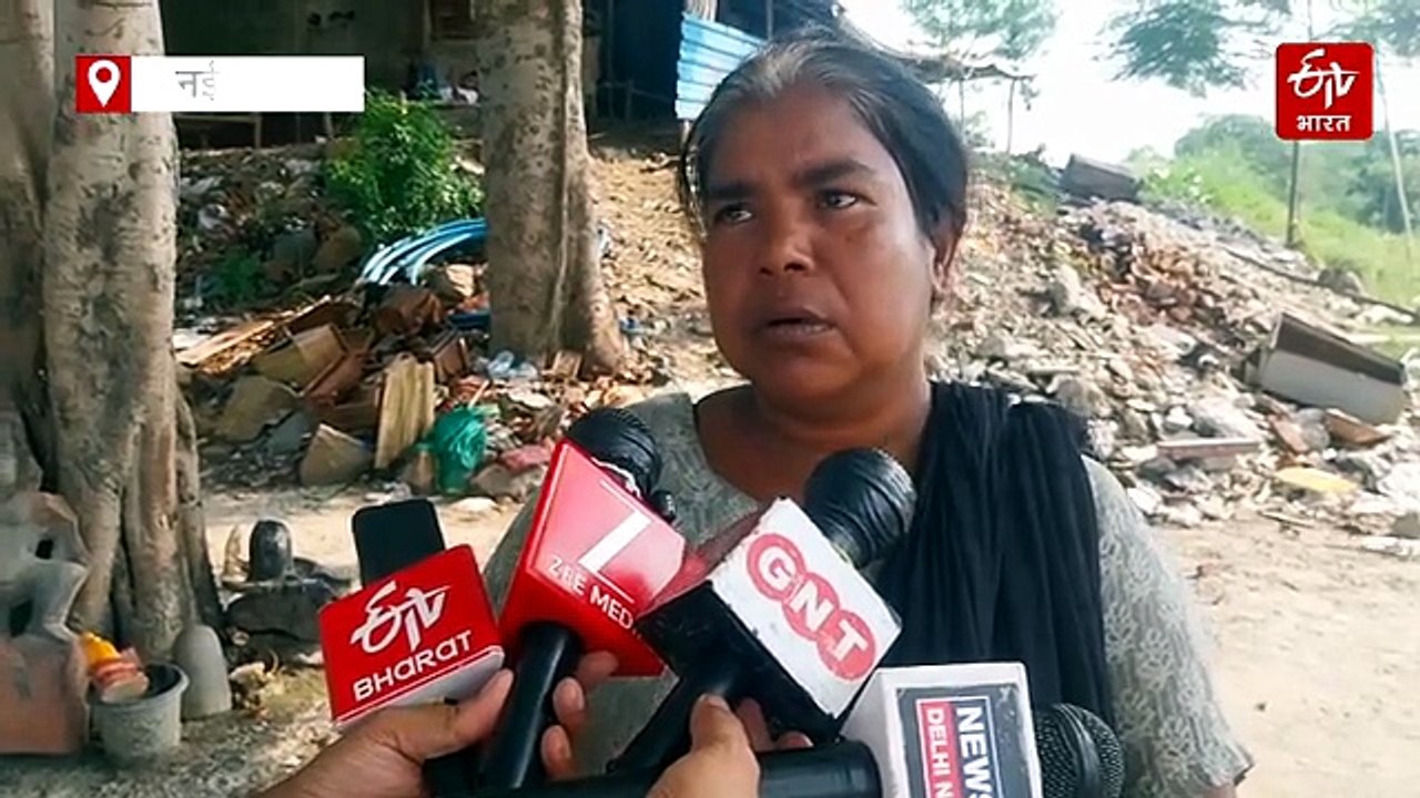 दिल्ली के कालिंदी कुंज ब्रिज से यमुना में महिला...