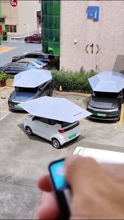 In China you can buy roof-mounted parasols for your cars 🚗☂️