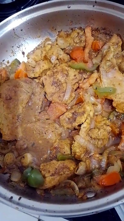 🥩🔥 O som irresistível dos bifes de pernil fritando com cebola, pimentão e tomate! 🤤🎧