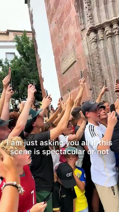Cristiano Ronaldo reage a boato de casamento que levou multidão à catedral