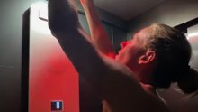 Marcos Llorente usa la luz roja hasta de vacaciones: publica un vídeo colocando una en un ascensor