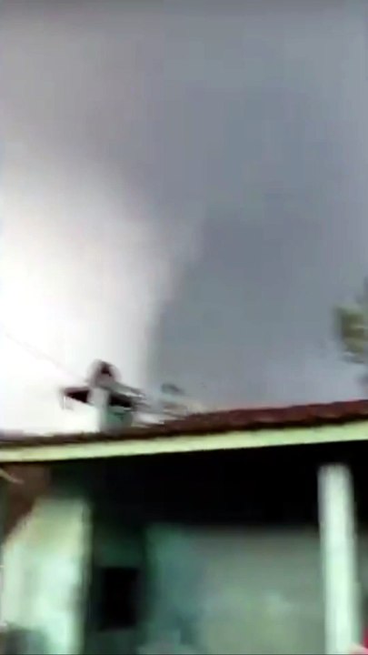 Tornado atinge Paraná e deixa 20 pessoas desalojadas; veja vídeos