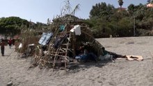 Un campamento de chabolas improvisadas en la playa del Trampolín (Ceuta)