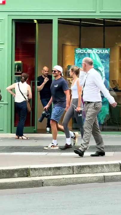 #bradleycooper #gigihadid #paris