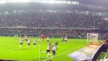 Jacy Maranhão saltó el cartel para festejar el gol, se cayó en el túnel y le anularon el gol