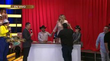Priscilla "La Gitana" sube a la mesa a bailar