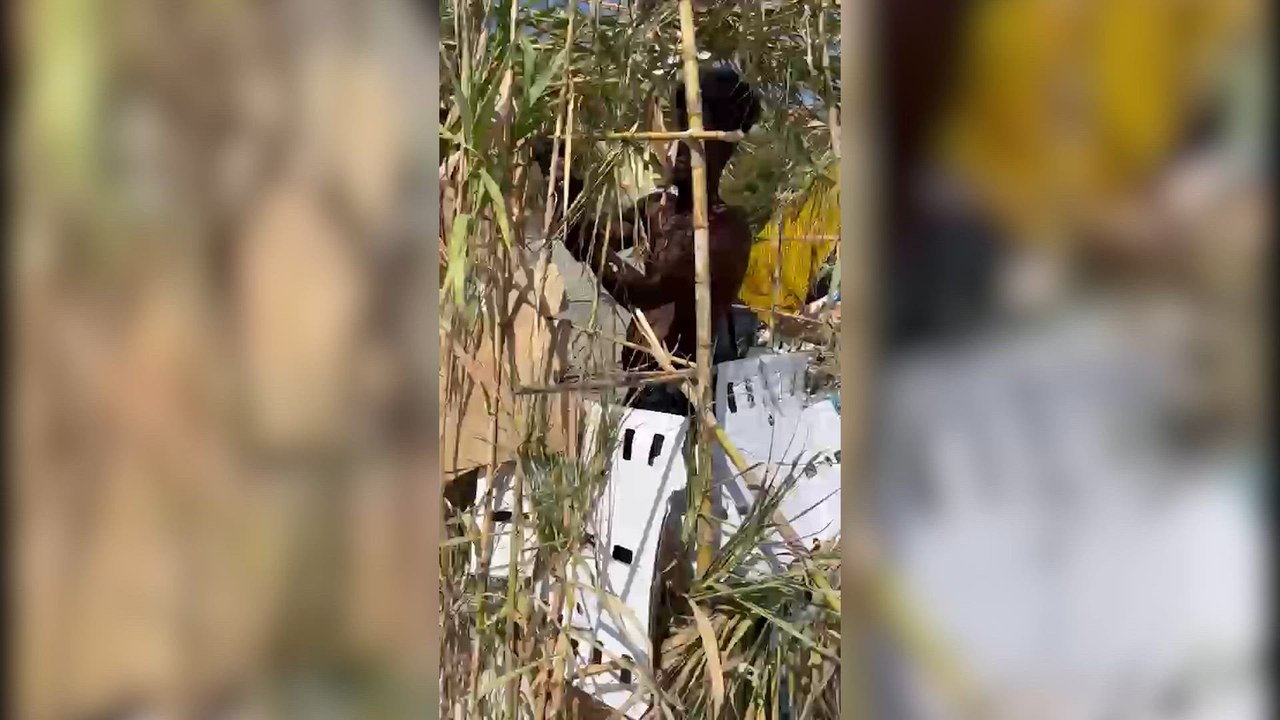 Chabolas construidas por migrantes en la playa de Ceuta