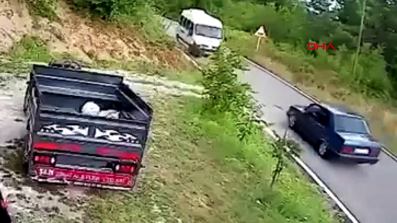 Otomobil ile işçi servisinin çarpıştığı kaza kamerada: 4 yaralı