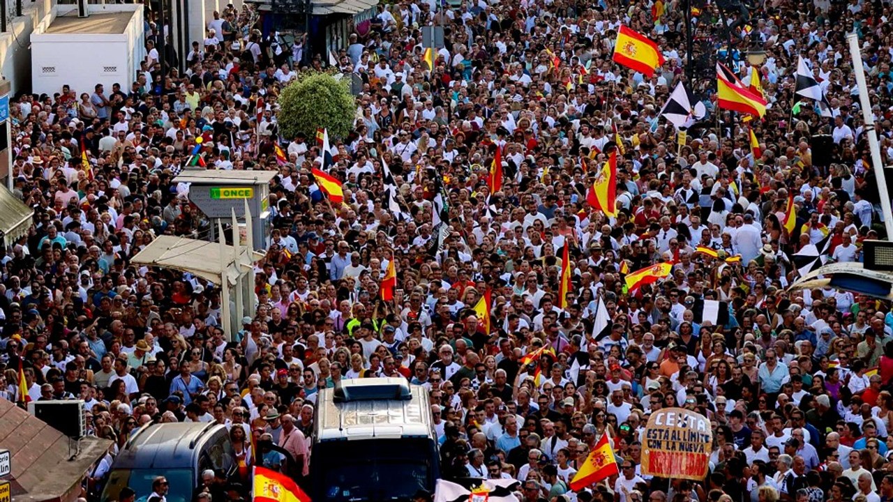 Ceuta sale a la calle harta del discurso del Gobierno y exige soluciones a la invasión migratoria: "¡Basta ya!"
