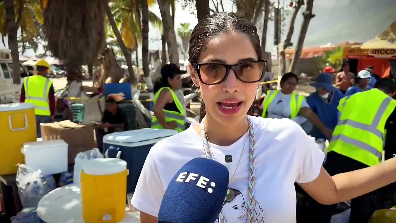 Venezolanos limpian calles de La Guaira tras sismos