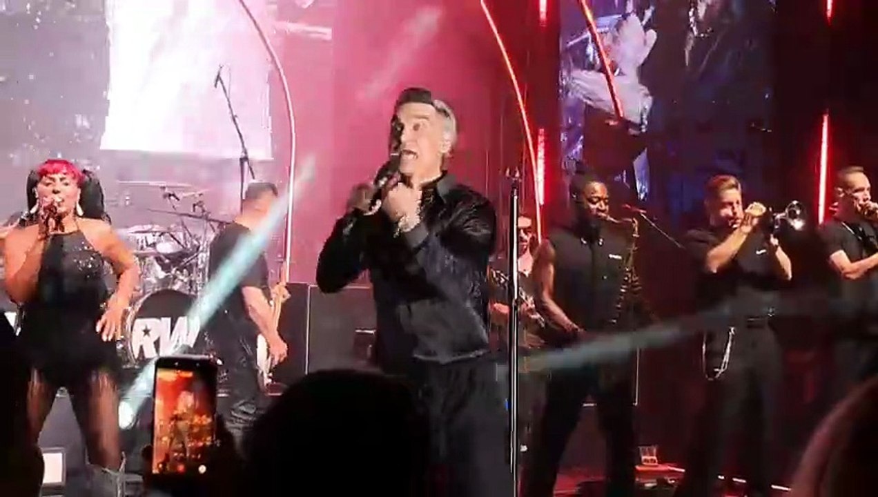 Robbie Williams guest star al Romazzino: si canta e balla a bordo ...