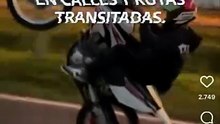Se filmaba haciendo peligrosas maniobras en moto y le suspendieron la licencia hasta 2099