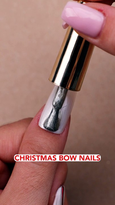 Festive bow nails made to shine💅🎀