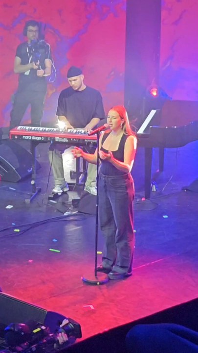 Héléna interprète "Melatonine" au Festival Europe 2 ✨