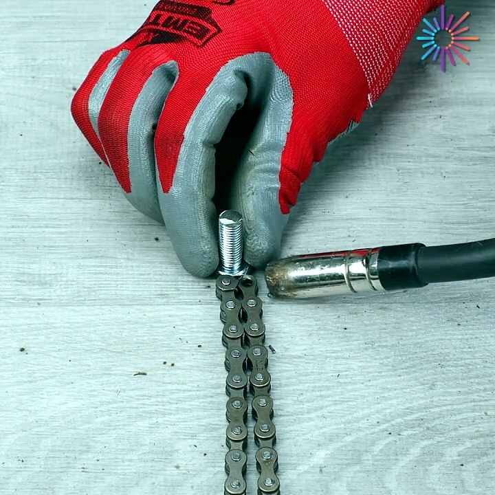Smart way to use chains in your workshop 🧰⛓️