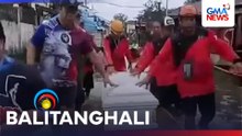 Kabaong, isinakay sa improvised na bangka dahil sa abot-binting baha sa Brgy. Dela Paz | Balitanghali