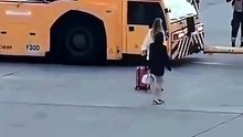 Mulheres invadem pista e correm atrás de avião após perderem voo