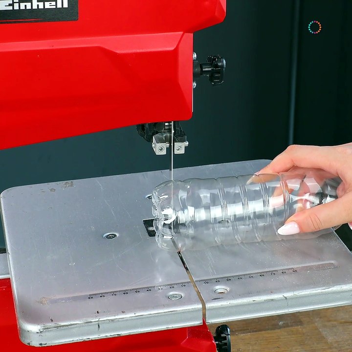 Roll thread effortlessly using plastic bottles! 🧵💯